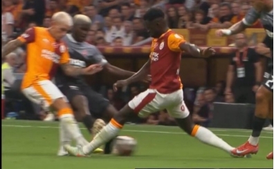 Galatasaray-Fatih Karagmrk manda VAR'dan krmz kart!