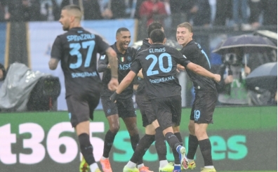Napoli, ba�kent deplasman�ndan 3 puanla ayr�ld�!