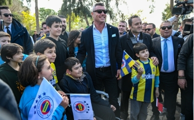 Adana'da �ocuklarla bulu�an Sadettin Saran'dan �ampiyonluk s�zleri