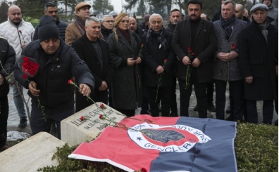 �lhan Cavcav kabri ba��nda an�ld�