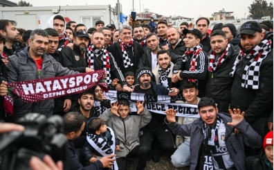 Be�ikta� Kul�b� Ba�kan� Serdal Adal� depremzedeleri ziyaret etti