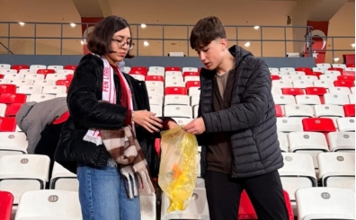 Ma� sonras� �rnek davran��: ��renciler trib�n� temizledi