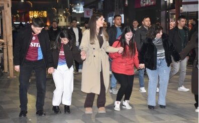 Trabzonsporlu taraftarlar, Galatasaray galibiyetini kutlad�