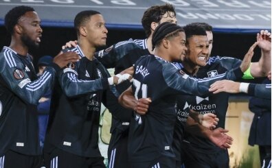 Aston Villa, elini kolunu sallaya sallaya yar� finale y�kseldi