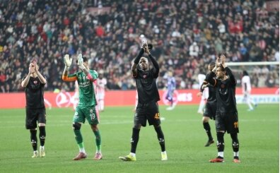 Yazarlardan Galatasaray yorumlar�