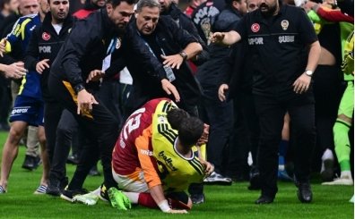Galatasaray - Fenerbah�e derbisi olay oldu: 'Utan� verici sahne!'