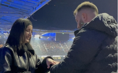 14 �ubat'ta trib�nde evlilik teklifi!