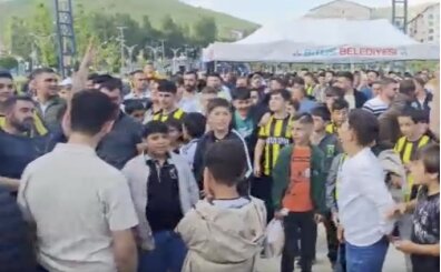 Bitlis 1916 Spor'un 3. Lig'e y�kselmesi kentte co�kuyla kutland�