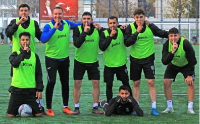 Bornova 1877'de teknik patron Otlak tak�ma g�veniyor