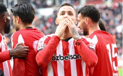 Rey Manaj duble yapt�; Sivasspor son anda y�k�ld�