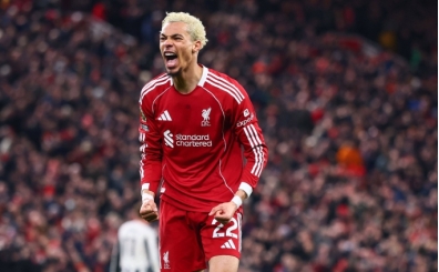 Liverpool, ligde be� hafta sonra kazand�