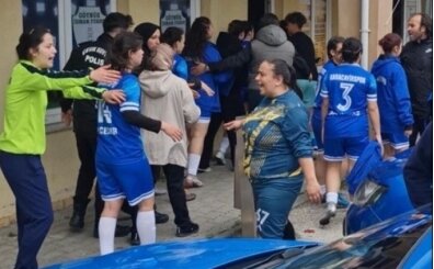Kad�n futbol tak�m� oyuncular� sahada birbirine girdi