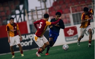 Galatasaray'�n gen�leri Barcelona'ya penalt�yla kaybetti!