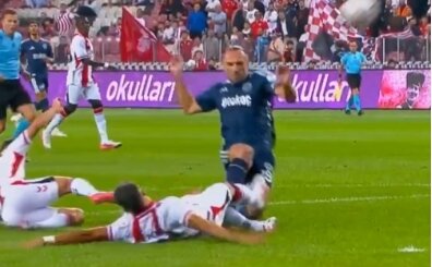 Fenerbah�e penalt� bekledi; i�te o pozisyon