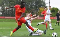 Liverpoollu gen futbolcuya rk saldr! 