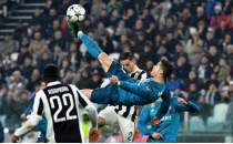 Ronaldo'nun goln taklit etmeye alan gazeteci, bileini krd! 