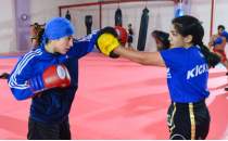 Tuncelili kick boksular milli sporcu olmak iin ringlerde ter dkyor