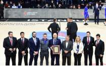 Anadolu Efes Spor Kulb alanlarn onurlandrd