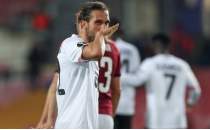 Ayın futbolcusu seçilen Yusuf Yazıcı plaketini aldı
