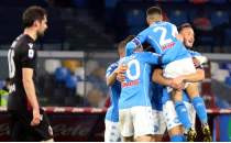 Napoli yıldızlarıyla galibiyete koştu!