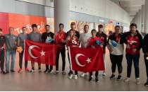Tarihi baar elde eden gen atletler yurda dnd