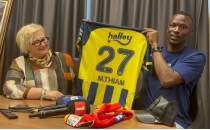 Mame Thiam depremzedeler iin imzal formalarn balad