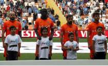 Adana Demirspor ve Baakehir futbolcular sahaya lsemili ocuklarla kt