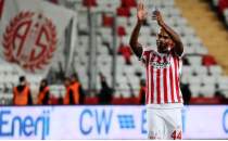 Olu ve kaynpederini kaybeden Naldo, yeil sahalara dnd