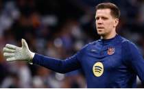 Szczesny, soyunma odasnda sigara iti!