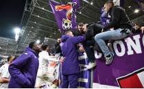 Edin Dzeko, megafonla taraftara seslendi!