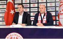 Antalyaspor'da teknik direkt�r U�urlu i�in imza t�reni