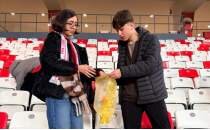 Maç sonrası örnek davranış: Öğrenciler tribünü temizledi