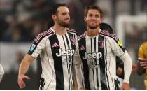 Juventus'ta iki ayr�l�k birden!