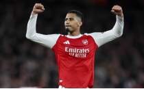 Arsenal, sahas�nda yar� final biletini kapt�!