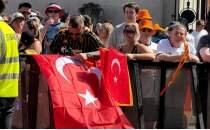 İngiltere sokaklarında Türk bayrakları dalgalanıyor!