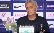 Mourinho derbi sonras� ��lg�na d�nd�! 'Zavall�' diyerek elindeki foto�raf� g�sterdi