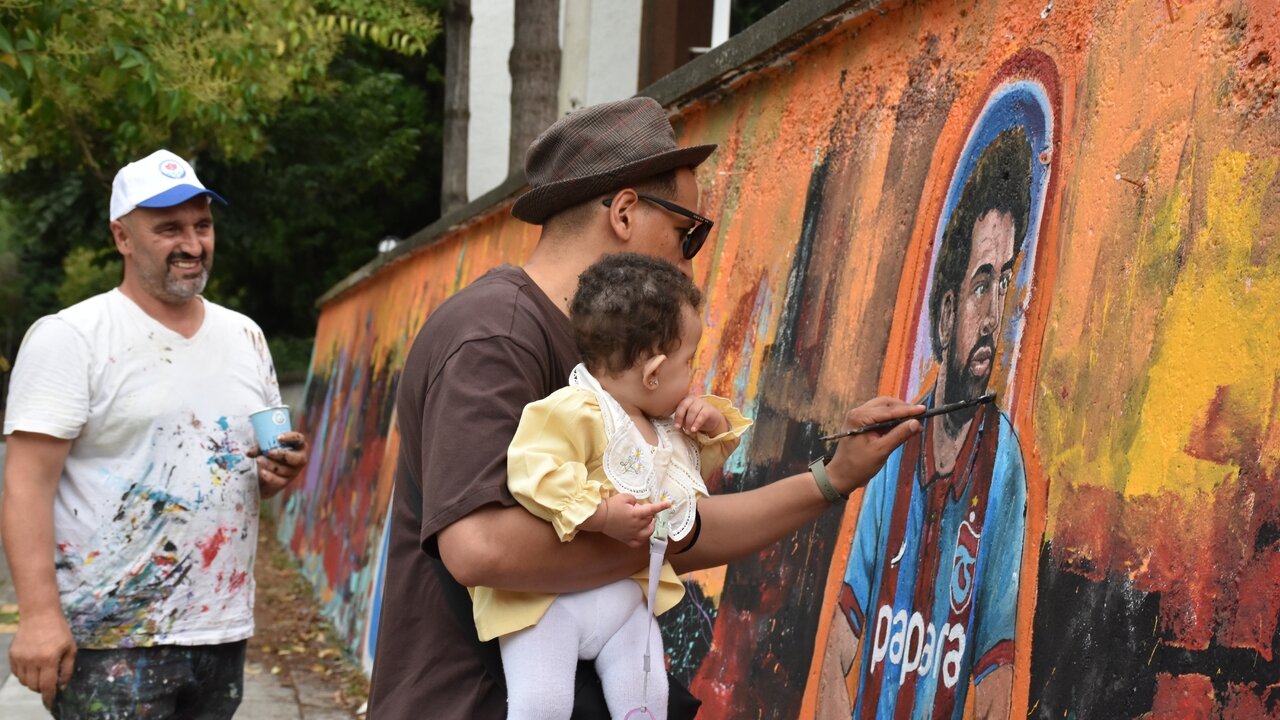 Trabzon'da Salah sevgisi duvara yansıdı