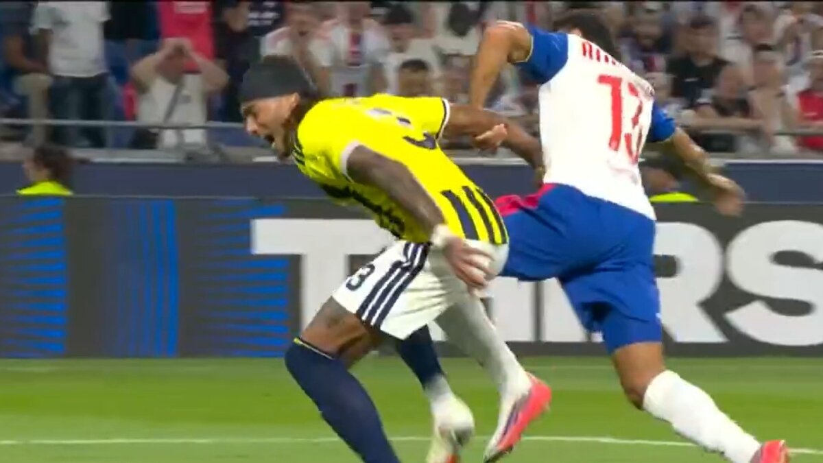 Lyon - Fenerbahçe maçında olay yaratan pozisyon: Fenerbahçe'den itirz!