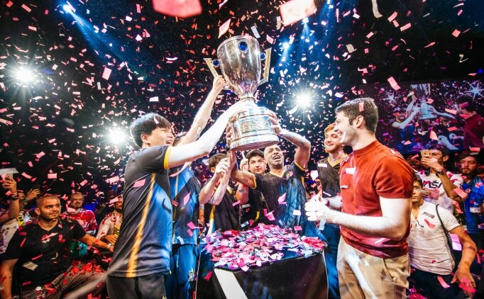 TBF'DE �AMP�YON ROYAL YOUTH!